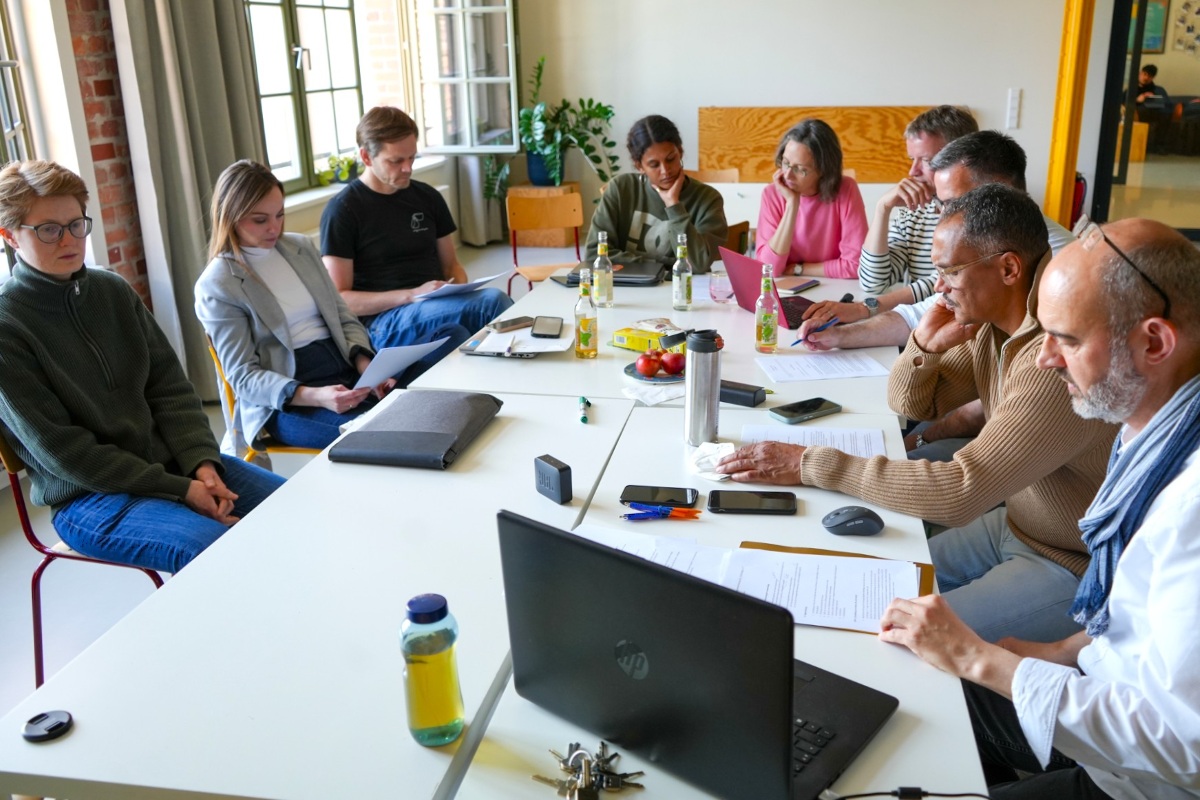 Runde der Gründungsmitglieder am Tisch