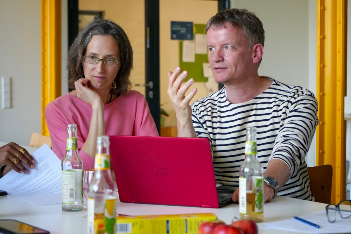 Zwei Gründungsmitglieder bei der Diskussion der Satzung